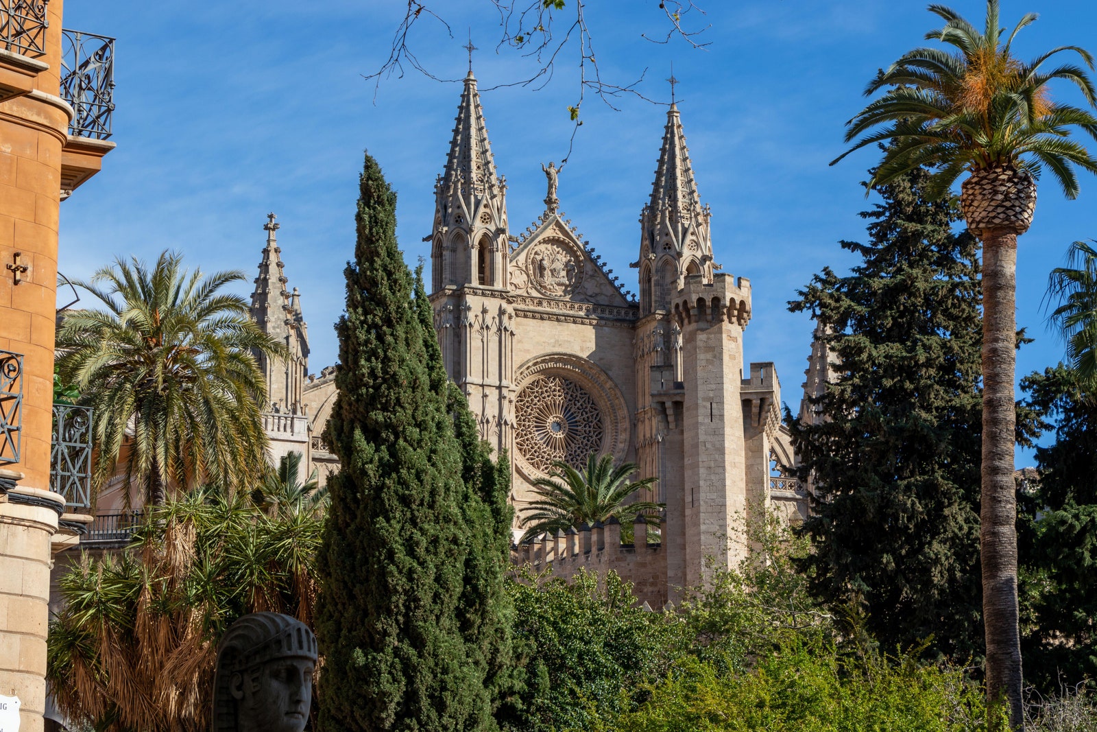 2BJA5MG Santa Maria Cathedral on a beautiful sunny day in april Palma de Mallorca Spain.