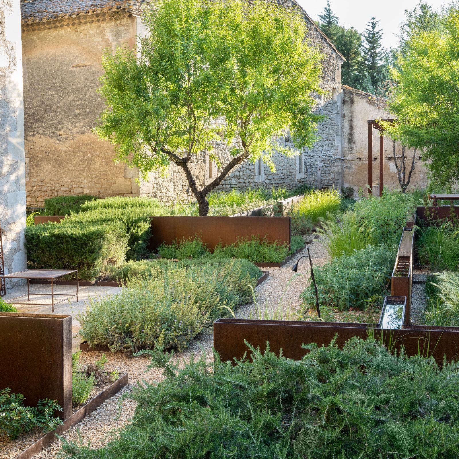 A Provençal garden with a modernist aesthetic and ecological approach